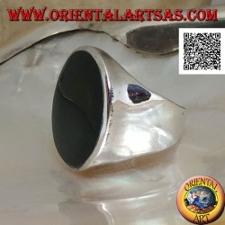 Silberring mit großem flachem rundem Onyx auf einem glatten Rahmen, der an den Seiten leicht konkav ist