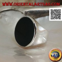 Silberring mit großem flachem rundem Onyx auf einem glatten Rahmen, der an den Seiten leicht konkav ist