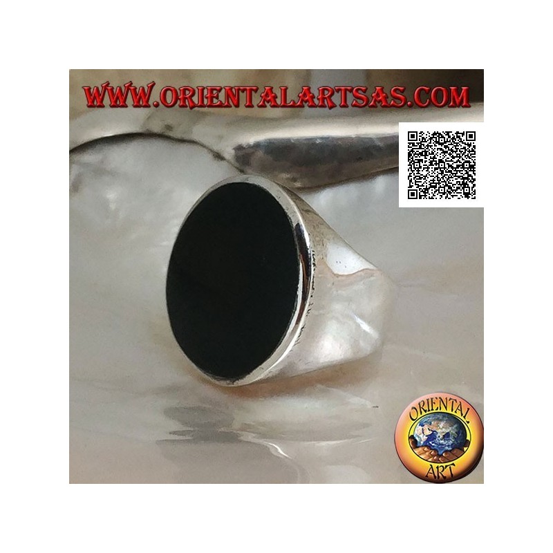 Silberring mit großem flachem rundem Onyx auf einem glatten Rahmen, der an den Seiten leicht konkav ist