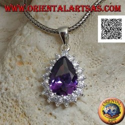 Silberanhänger mit tropfenförmigem amethystfarbenem Zirkon, umgeben von weißen Zirkonen