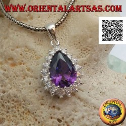 Silberanhänger mit tropfenförmigem amethystfarbenem Zirkon, umgeben von weißen Zirkonen