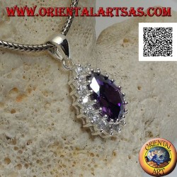 Silberanhänger mit tropfenförmigem amethystfarbenem Zirkon, umgeben von weißen Zirkonen