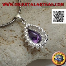 Silberanhänger mit tropfenförmigem amethystfarbenem Zirkon, umgeben von weißen Zirkonen