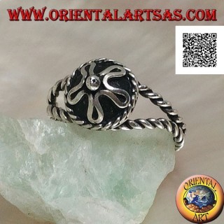 Anillo de plata entrelazado con sombrero central de Nepal hecho a mano.