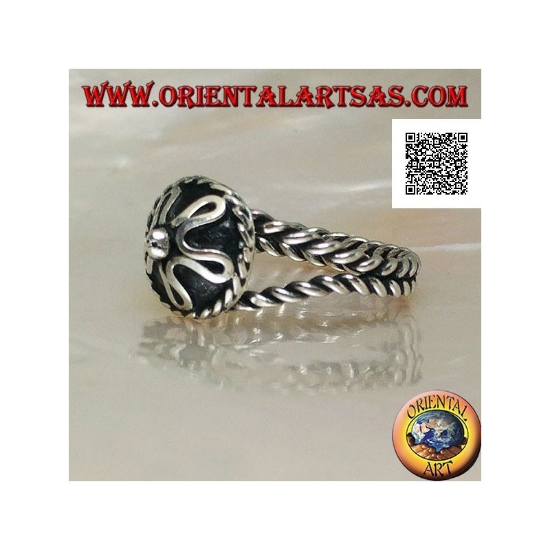 Anillo de plata entrelazado con sombrero central de Nepal hecho a mano.