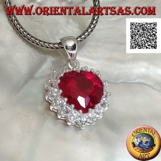 Ciondolo in argento con zircone color rubino a cuore incastonato contornato da zirconi bianchi