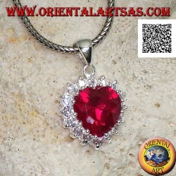 Colgante de plata con circón color rubí con un conjunto de corazón rodeado de circonitas blancas