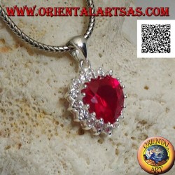 Colgante de plata con circón color rubí con un conjunto de corazón rodeado de circonitas blancas
