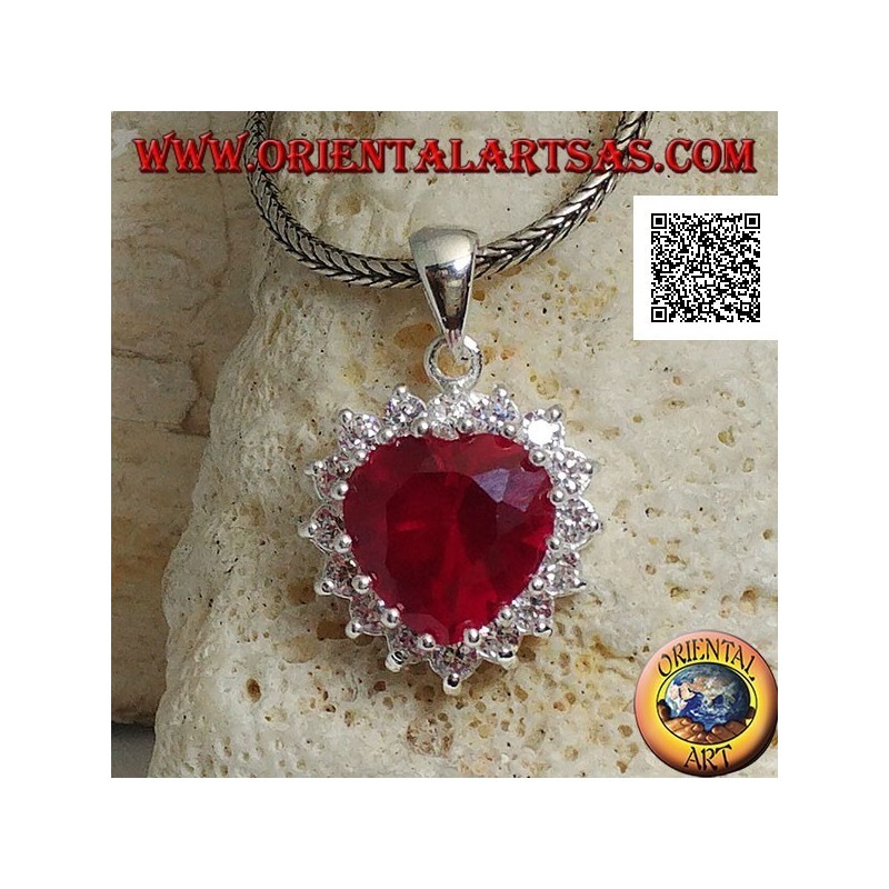 Ciondolo in argento con zircone color rubino a cuore incastonato contornato da zirconi bianchi