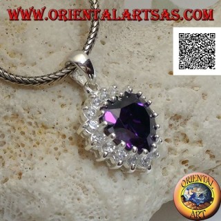 Silberanhänger mit amethystfarbenem Zirkon mit einem Herz, das von weißen Zirkonen umgeben ist