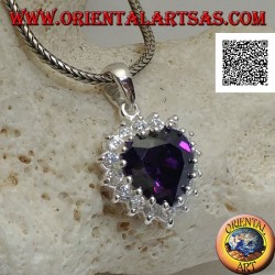 Colgante de plata con circonita color amatista con un conjunto de corazón rodeado de circonitas blancas