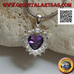 Colgante de plata con circonita color amatista con un conjunto de corazón rodeado de circonitas blancas
