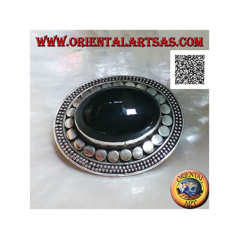 Spilla in argento con onice ovale grande cabochon contornata da dischetti e due fili di puntini