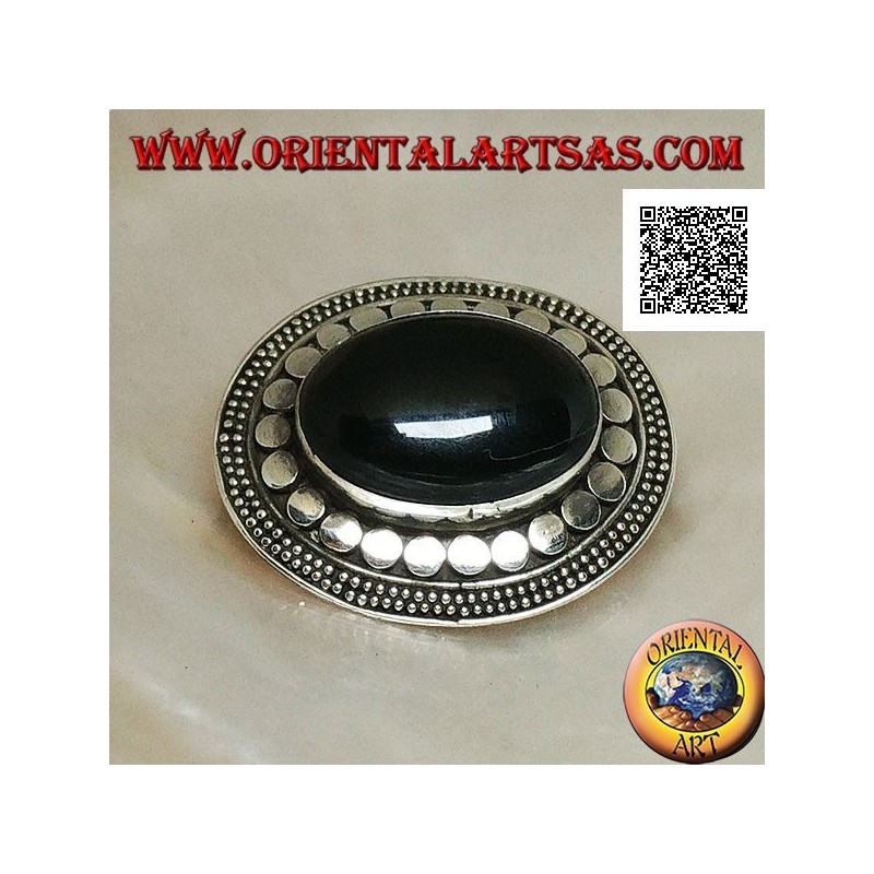 Broche de plata con cabujón de ónice ovalado grande rodeado de discos y dos cadenas de puntos