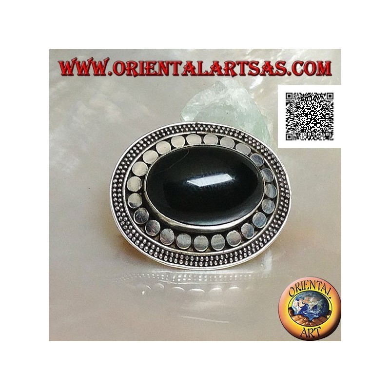 Broche en argent avec grand cabochon ovale en onyx entouré de disques et de deux chaînes de points