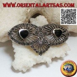 Broche de plata con dos corazones de ónix sobre lienzo de filigrana con marcasita