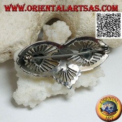 Broche de plata con dos corazones de ónix sobre lienzo de filigrana con marcasita