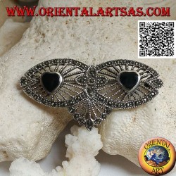 Broche de plata con dos corazones de ónix sobre lienzo de filigrana con marcasita