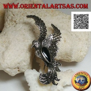 Spilla in argento a forma di fenice in volo di profilo tempestata di marcassite e con goccia di onice