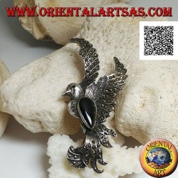 Broche de plata con forma de fénix en vuelo de perfil tachonado de marcasita y con una gota de ónix