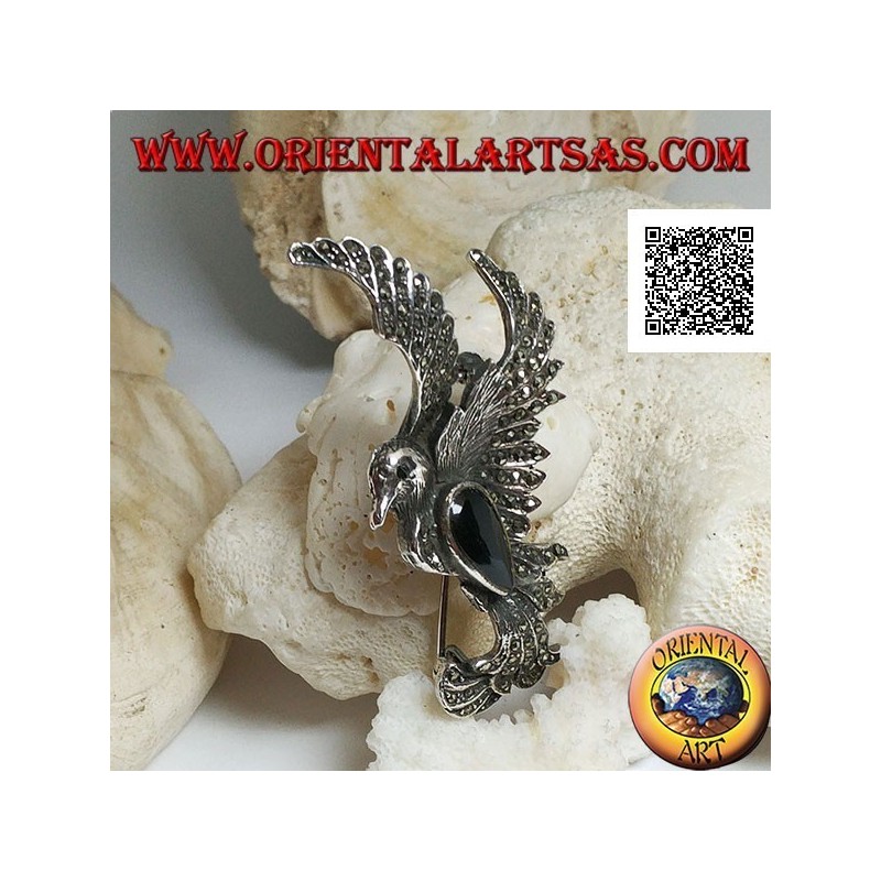Broche en argent en forme de phénix en vol de profil parsemé de marcassite et d'une goutte d'onyx