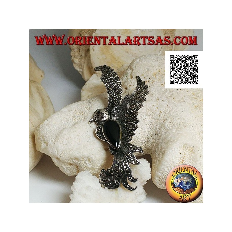 Broche en argent en forme de phénix en vol de profil parsemé de marcassite et d'une goutte d'onyx