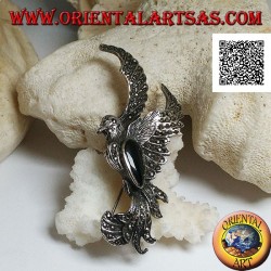 Silberbrosche in Form eines Phönix im Flug im Profil mit Markasit und einem Tropfen Onyx besetzt