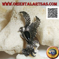 Broche de plata con forma de fénix en vuelo de perfil tachonado de marcasita y con una gota de ónix