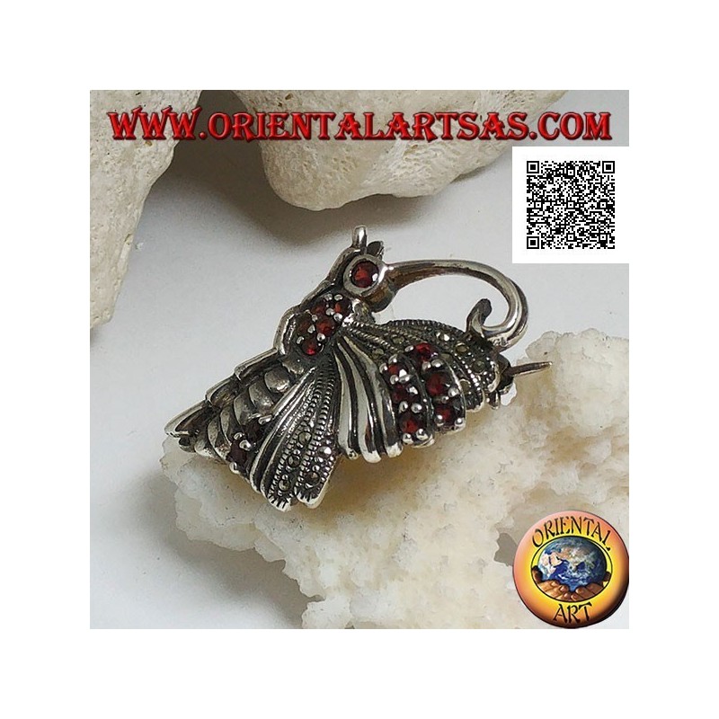Broche en argent en forme de papillon de profil parsemé de marcassite et de grenats