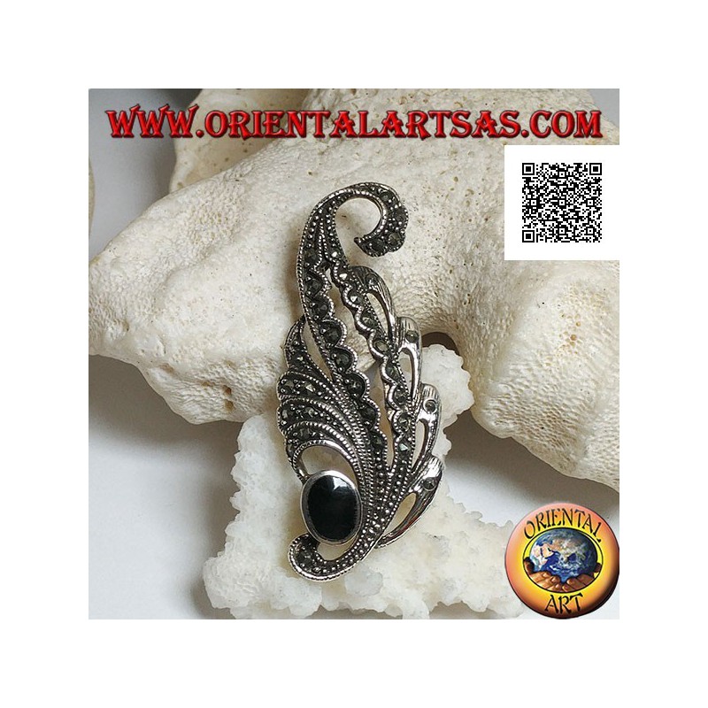 Silberbrosche in Form eines mit Markasit und ovalem Onyx besetzten Blattes