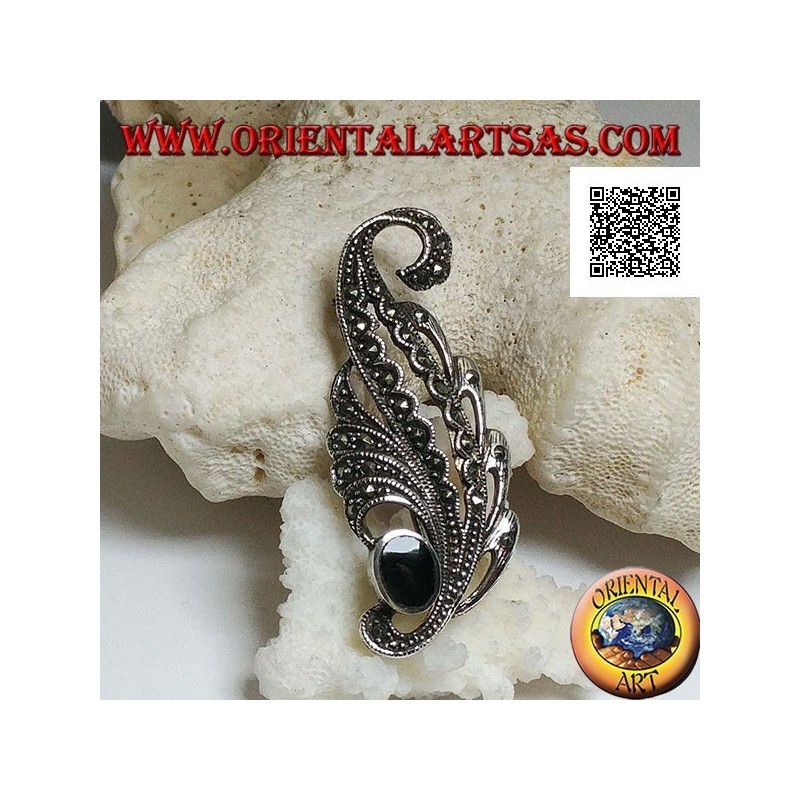 Spilla in argento a forma di foglia tempestata di marcasite e con onice ovale
