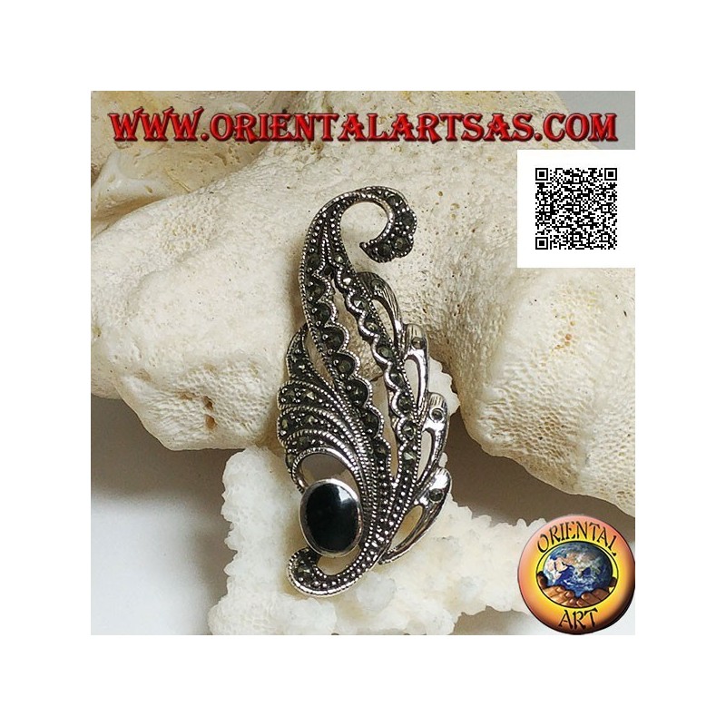 Silberbrosche in Form eines mit Markasit und ovalem Onyx besetzten Blattes