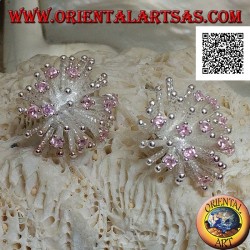 Orecchini in argento da lobo a forma di anemone di mare con lavorazione satinata e zirconi rosa incastonati