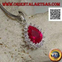 Colgante de plata con circón de color rubí en forma de gota rodeado de circonitas blancas