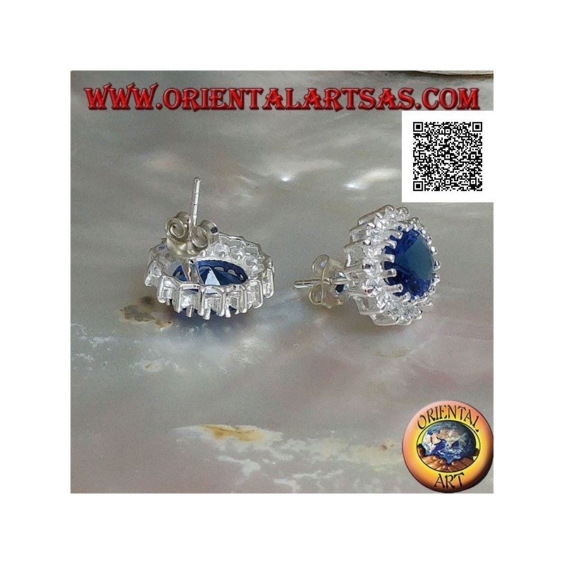 Pendientes de plata con circonitas ovaladas de zafiro engastadas con circonitas blancas.