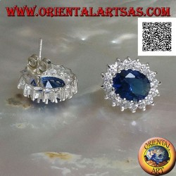 Pendientes de plata con circonitas ovaladas de zafiro engastadas con circonitas blancas.