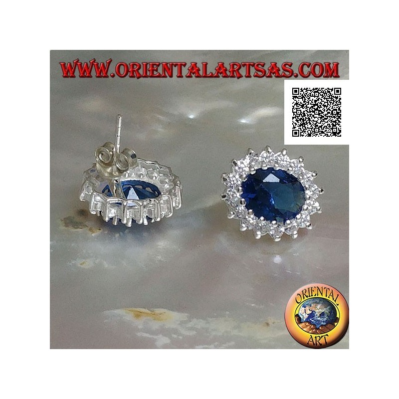 Orecchini in argento con zircone color zaffiro ovale incastonato contornato da zirconi bianchi