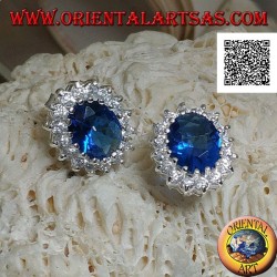 Pendientes de plata con circonitas ovaladas de zafiro engastadas con circonitas blancas.