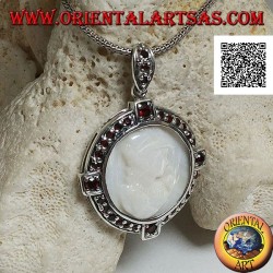 Cameo Silber Anhänger einer jungen Dame auf Perlmutt, umgeben von Granaten