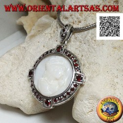 Pendentif camée en argent d'une demoiselle sur nacre entourée de grenats
