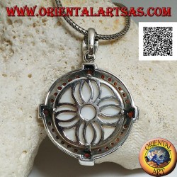 Cameo Silber Anhänger einer jungen Dame auf Perlmutt, umgeben von Granaten