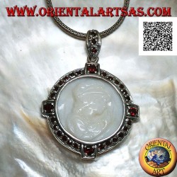 Cameo Silber Anhänger einer jungen Dame auf Perlmutt, umgeben von Granaten