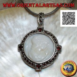 Pendentif camée en argent d'une demoiselle sur nacre entourée de grenats