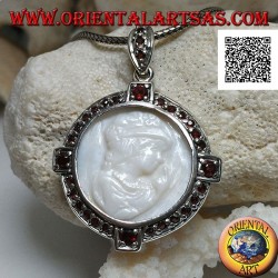 Cameo Silber Anhänger einer jungen Dame auf Perlmutt, umgeben von Granaten