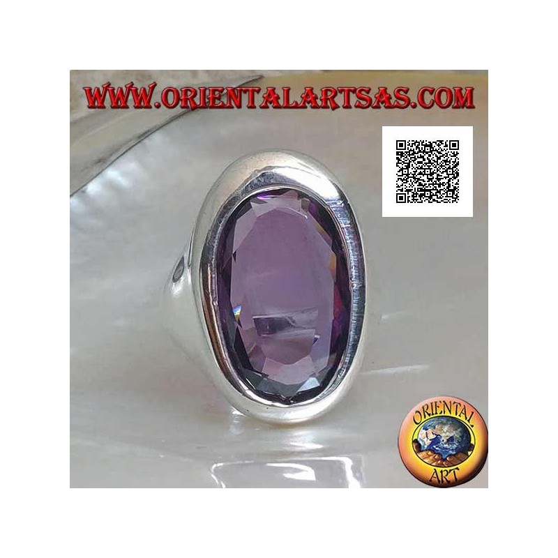 Anillo de plata con amatista facetada ovalada en un marco ovalado asimétrico liso