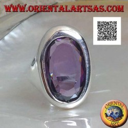 Anillo de plata con amatista facetada ovalada en un marco ovalado asimétrico liso
