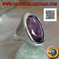 Silberring mit ovalem facettiertem Amethyst auf einem glatten asymmetrischen ovalen Rahmen
