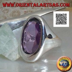 Anillo de plata con amatista facetada ovalada en un marco ovalado asimétrico liso