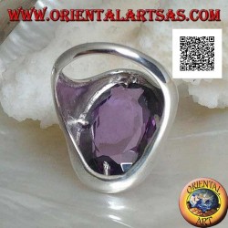 Silberring mit ovalem facettiertem Amethyst auf einem glatten asymmetrischen ovalen Rahmen