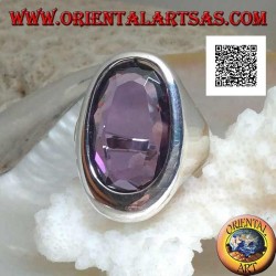 Anillo de plata con amatista facetada ovalada en un marco ovalado asimétrico liso